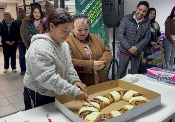 PARTIMOS LA ROSCA DE REYES CON NUESTRA RECTORA